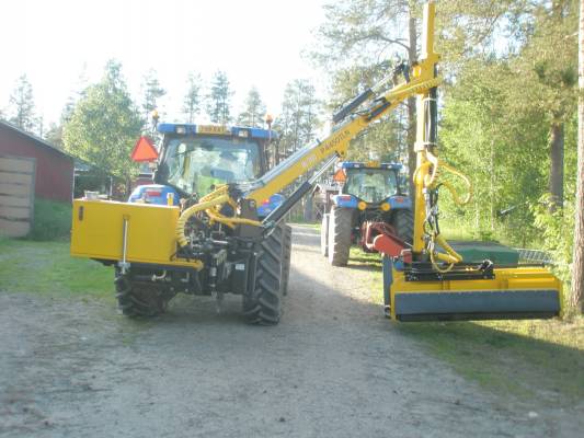 Hi-Tec puomimurskain, NewHolland
Hi-Tec P4450 TLN puomimurskain työleveys 210 cm, NewHolland TSA115, taustalla Newholland TSA100 ja taarupin niittokone.
Avainsanat: newholland puomimurskain hi-tec tsa115 tsa100