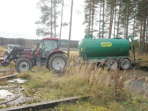 Lietteen siirtoa.
Case Maxxum 140 MC ja Vepin 12.3 kuution pytty Junkkarin alustalla.
Avainsanat: case maxxum 140 mc vepi junkkari