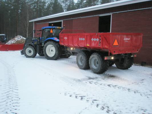 NewHolland TSA 115 + Junkkari J-16 JLD
Valoa Junkkariin niin ei tarvii pimeessä tuhertaa.
Avainsanat: newholland tsa 115 junkkari jld j-16