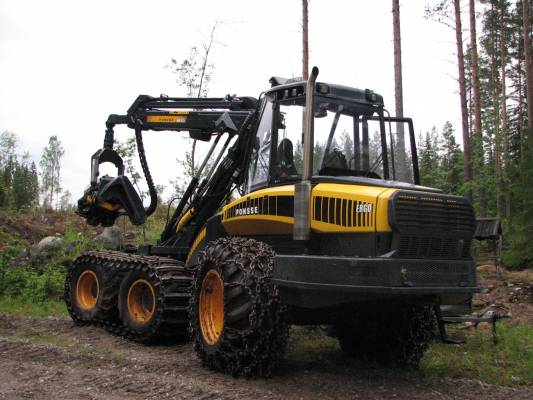 Ponsse Ergo
'Uus' traktori tuli taloon. Vm 04 ja 8700h ajettu. Ponssella huollettu vimosen päälle, uudet pellit jne. Hakkuupäähän paljon uusia palasia. Taas pätkii pitkät pinot keppiä.
Avainsanat: ponsse ergo metsäkone harvesteri moto