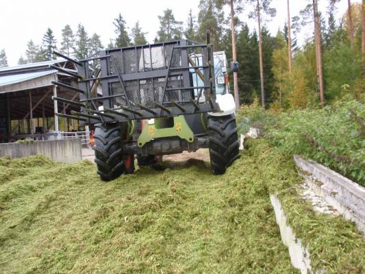 Kauha kapeana
Rehun levitys kauha  leveys 3,6 metriä / kapeana 2 metriä
