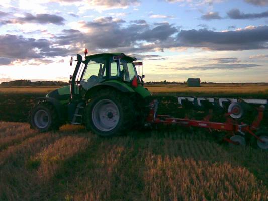 Deutz Agrolux
Fälttäämässä ilta-auringon loisteessa
Avainsanat: Deutz Agrolux