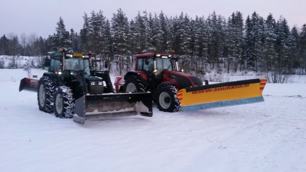 Aurauskalustona 6850 ja T140
Melko vähissä on ollu lumityöt täällä etelässä tähän mennessä.
Avainsanat: valtra 6850 t140 lumityö talvi valmet