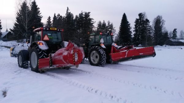 Aurauskalustona 6850 ja T140
Koneet vähän kohteen mukaan.
Avainsanat: valtra lumityö talvi valmet t140 6850