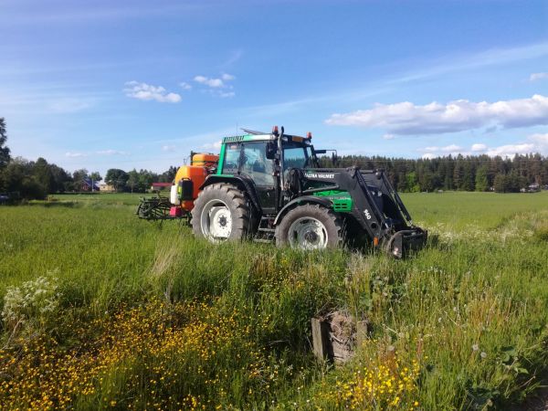 Ruiskuttelua
Valtra 6850 + Amazone
Avainsanat: Valtra 6850 amazone ruiskutus