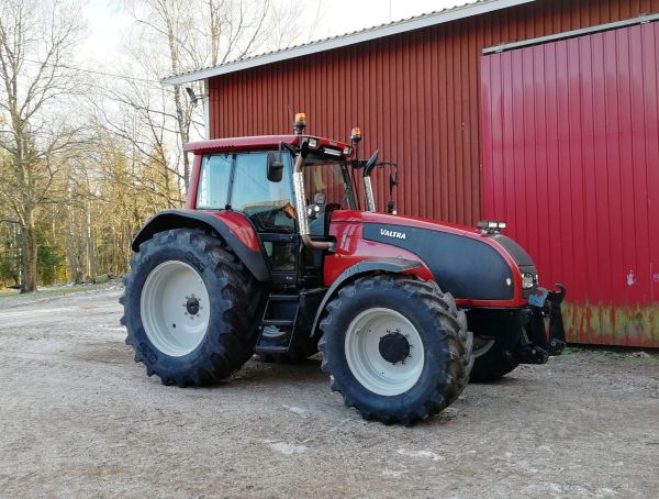 Valtra T "140"
Valtra sai uutta tossua alle. BKT 650/65 R42 ja 540/65 R30. 
Avainsanat: Valtra BKT