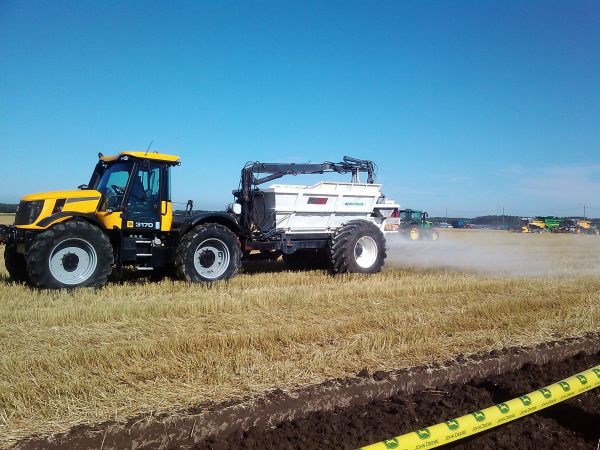 JCB Fastrac 3170 ja Kapu kalkkikärry
Pohjanmaan peltopäivät 18.8.2012
Avainsanat: JCB Kalkki