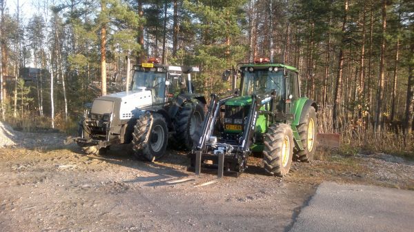 Valtra 8950 ja johnd deere 6620
Koneet parkissa
Avainsanat: jontikka valmetti