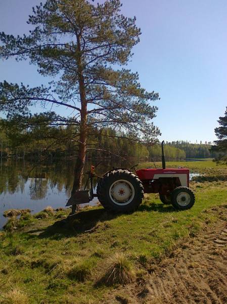 IH 276
Natikka lepotauolla kiviurakoinnissa.
Avainsanat: IH International Harvester