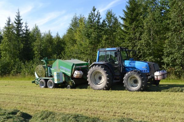 Paalausta Valtra 8150 & Agronic 1302
Toisen sadon paalausta
Avainsanat: valtra