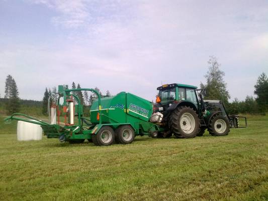 Valtra N121a & Agronic Combi 1302
Toisen sadon paalausta.
Avainsanat: Valtra N Agronic