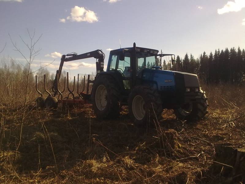 Valtra 8150, Patruuna+Kronos
Hakepuun ajoa uudella tulokkaalla.
Avainsanat: Valtra 8150 kronos