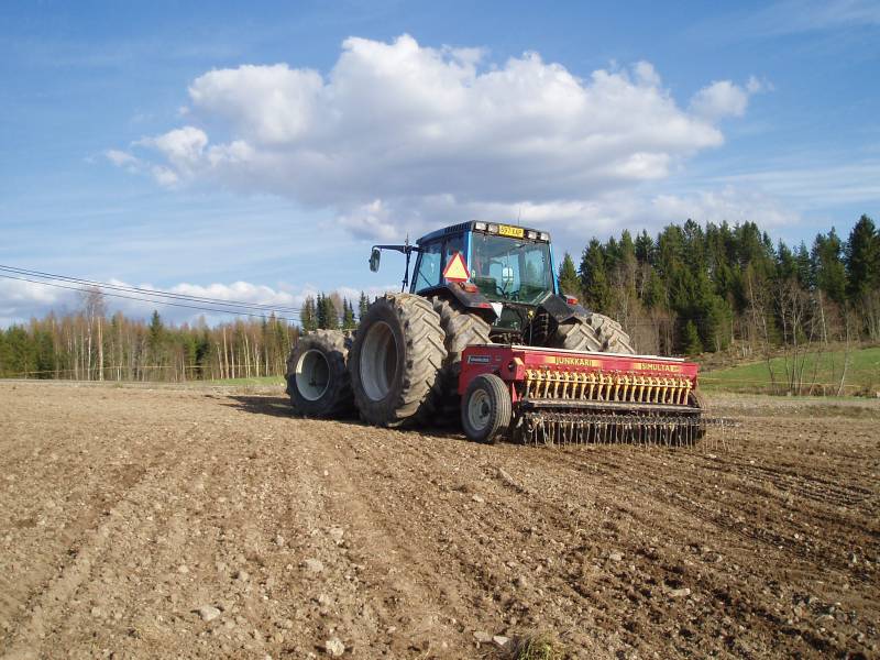 Valtra 8150 & Simulta 2500
Laitumen kylvö
Avainsanat: Valtra 8150 simulta junkkari