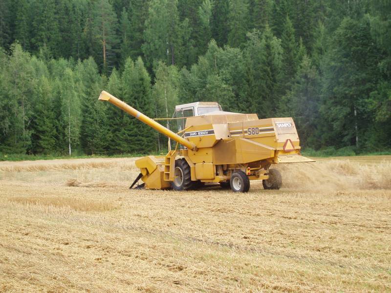 Sampo 580 & jatkettu tyhjennystorvi
Lakoontuneen kauran puintia
Avainsanat: Sampo 580