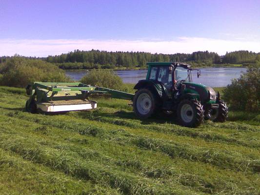 Valtra N121a & Krone
Avainsanat: Valtra Krone N 121