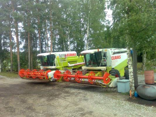 Näillä eväillä syksyn puinteihin...
Claassit Lexion 430 4wd ja Mega 204 
Avainsanat: Claas