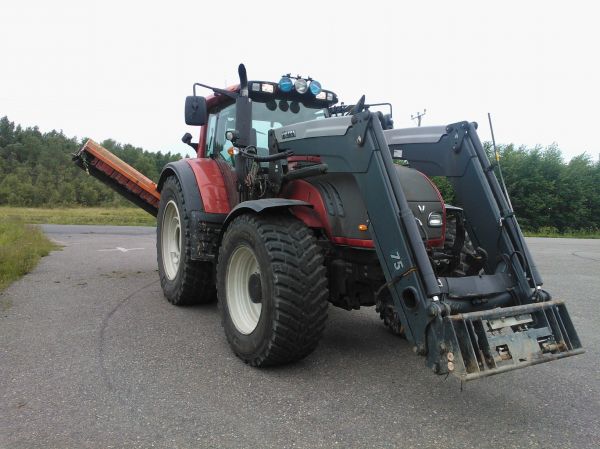 Tienvarsiniittoa
Valtra 182D ja agrimaster
Avainsanat: Valtra Agrimaster