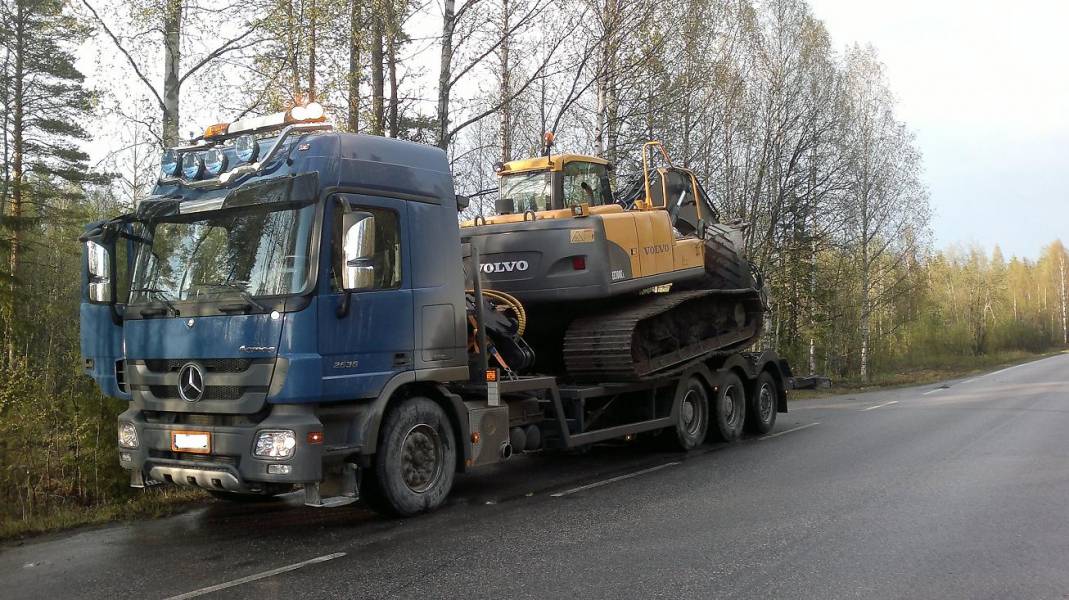 Kaivurinsiirtoa
Actros ja volvo kannonnostoon menossa.
Avainsanat: Volvo MB actros