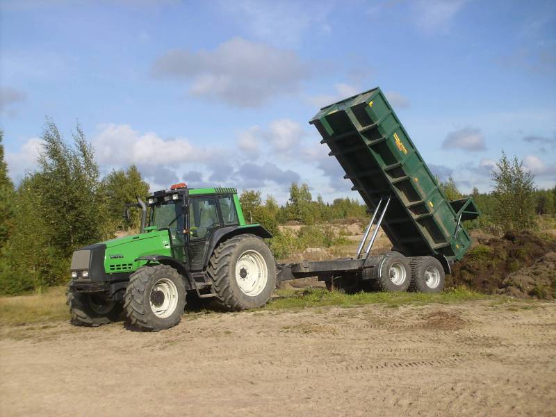 Valtra 8150HTT & Palmse 1500
Paikallisteiden reunaturpeiden ajoa.
Avainsanat: 8150 palmse