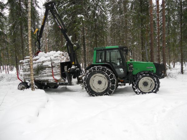 Ale hitech ja nokat.
Puita kaivelemassa lumen alta. Kaikein talvea tallottu uria, että sais kaikki tienvarteen ilman rypömisiä. Toiveissa olisi jo kunnon routa jonain talvena, sais muutamia erikoiskohteitakin vihdoin tehtyä.. 
Avainsanat: 6350 nokka 4469