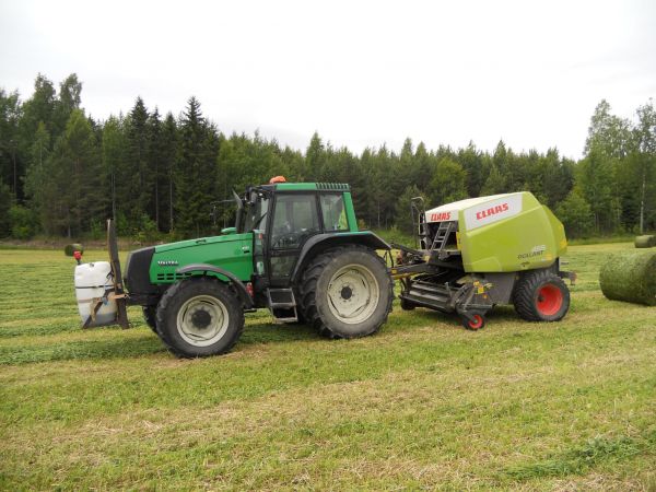 Valtra 8150 & Claas 455rc
Joutu veturin hevoset tänä kesänä töihin.. Ihan on toimivan olonen laite, melkosilla ylistyssanoilla tätä kyllä mainostettiinkin.
Avainsanat: 8150 claas