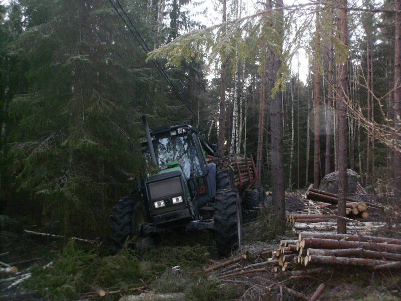 Valtra 6350 + Nokat
Roikkuisko johdot vähän liian alhaalla? Kehotuksista huolimatta eivät ole tullu korjaamaan. Yksikään nykyajan metsäkone tuskin mahtuisi alta..
Avainsanat: 6350 nokka