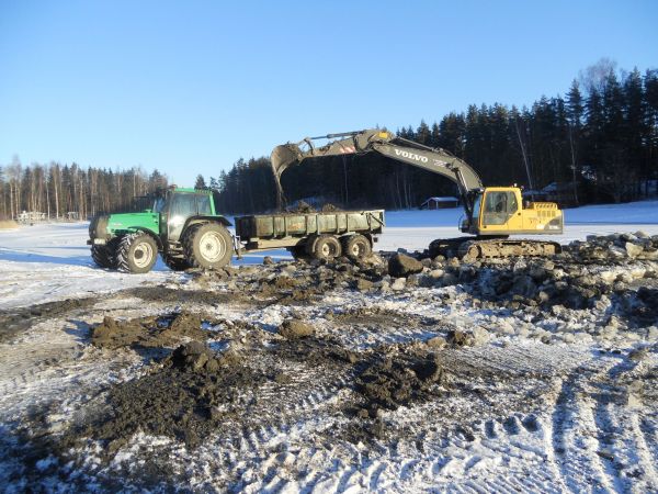 Volvo210 ja Valmetin resu Palmsen kanssa
Talven puuhia. Ruoppaus kausi näytti olleen melko lyhyt tänä vuonna..
Avainsanat: 8150 210volvo