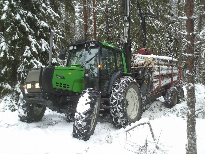 6350
Kapuloita tien varteen. Roudan muodostuminen näyttää melko heikolta, ei edes -10c pakkasia tähän mennessä ollu. Suollakin ois puita levällään...
Avainsanat: 6350 4469