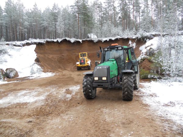 Valtra 8150 & Palmse 1500. Lastaamassa L90C
Metsäautoteiden sorastuksia.
Avainsanat: 8150 palmse