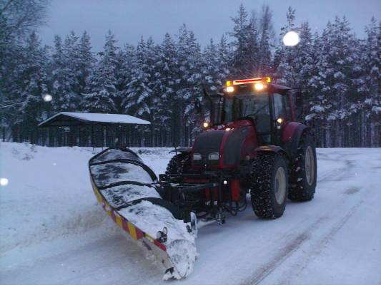 Valtra T170& AM Tehon 3100k
Aamu sarastaa ja tiet alkaa olla putsattuina.
Avainsanat: t170 am teho