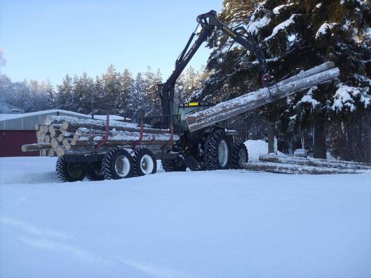 Nokka & Valtra.
Ensimmäistä tukkikuormaa laanille. Pakkaset tippu pitkästä aikaa alle 15C, niin piti vähän vähemmäksi ajaa. 
Avainsanat: nokka valtra