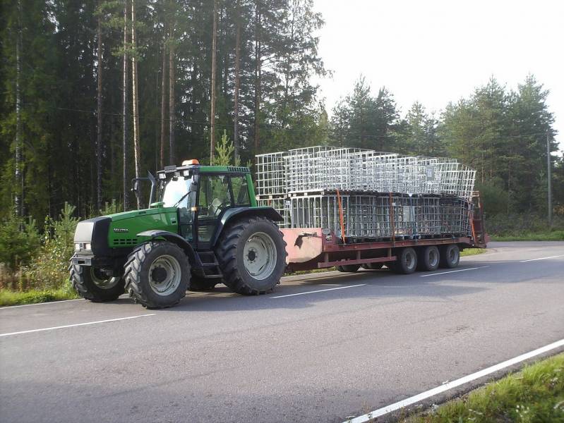 Valtra 8150 & JPM 
Häkkejä noutamassa klapitteluun.
Avainsanat: 8150 jpm