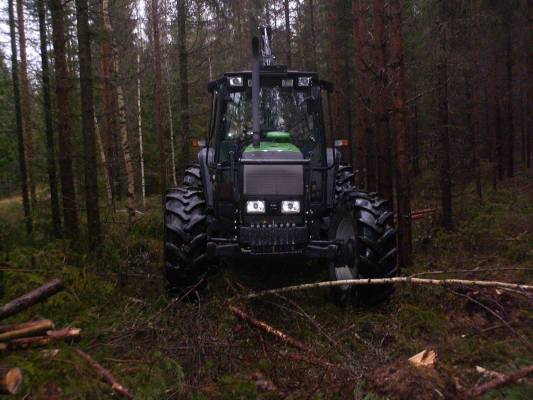 Valtra 6350HTT
Suolahtelainen pöllin noutaja.
Avainsanat: 6350