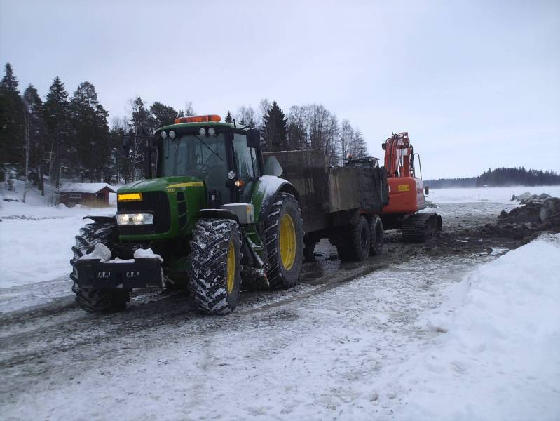 JD 6830+HyväkoneSisu & Hitachi 210
Hyvin jäädytettyä väylää, pystyi kaivamaan nätisti ilman levyjä.
Avainsanat: JD Hitachi