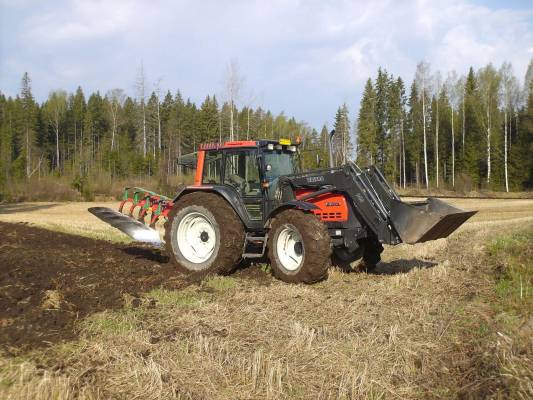 Valtra 6800 & Kvernelandin AB Variomatit
Toukojen aloitus 2010 mutamaan kevät kynnöllä. 
"back to stoneage" Keppejä taas kapiinin täydeltä.
Avainsanat: 6800