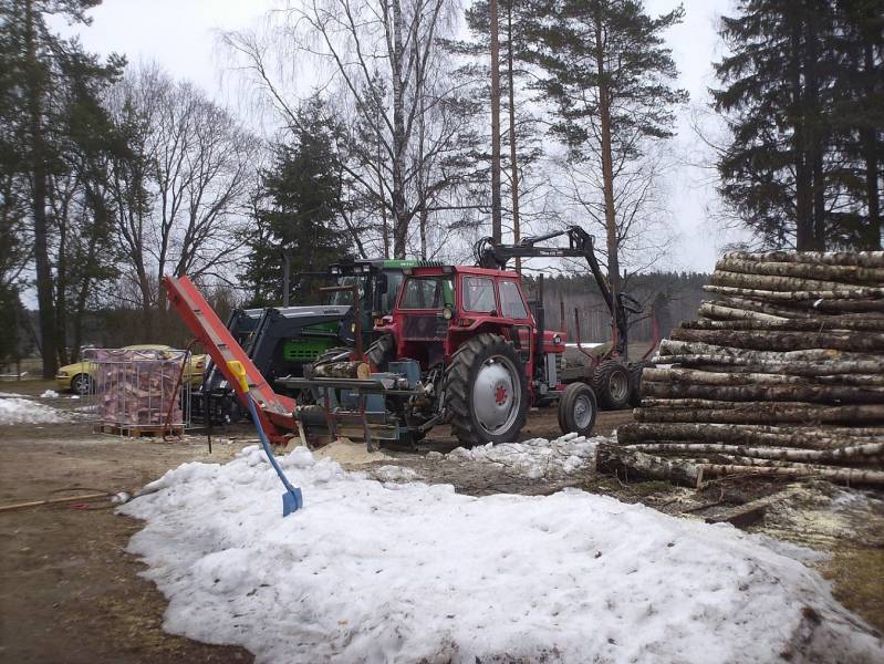 MF 156S+Japa 600
Klapien säkittämistä 2011.
Avainsanat: mf 165 japa