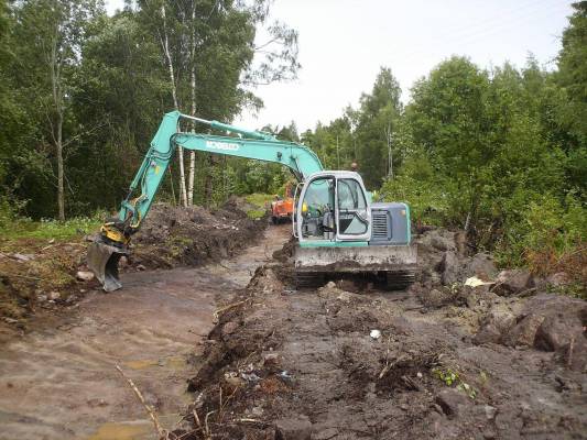 Kobelco 135SR ja taustalla Tamrokin 120 Commando.
Vesi/viemärilinjalla tekemässä louhijoille laania.
Avainsanat: Kobelco