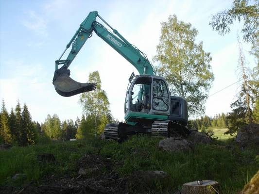 Kobelco 135SR
...Ja illalla laikuttamassa
Avainsanat: Kobelco