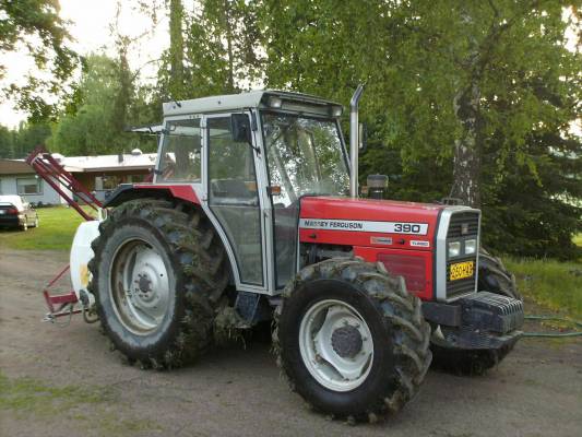 MF 390T& Ylö/Eho 
Ensimmäinen pytty ajettuna. Tarttu vähän pyöriin eilisen sateen jäljiltä.. Ruiskutus kelit olleet melko vähissä, joten pakko koittaa ajaa. Kasvustot päässeet hieman ylipitkiksi..
Avainsanat: 390 ylö