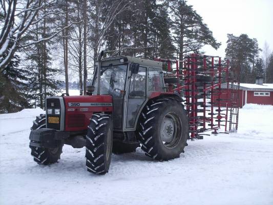 MF390T+Väderstad NZ500
Siinä Massikalle pala purtavaksi. Tuli haettua tuommonen värkki kun halvalla sai, keväällä näkee tekeekö tuolla mitään..
Avainsanat: mf 390 väderstad