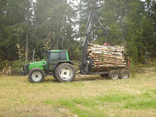 Valtra 6350HT & Nokka 4469+MV104WD
Kaveri teetti pellonreunan raivaukset kivuttomasti motolla..
Avainsanat: 6350 Nokka