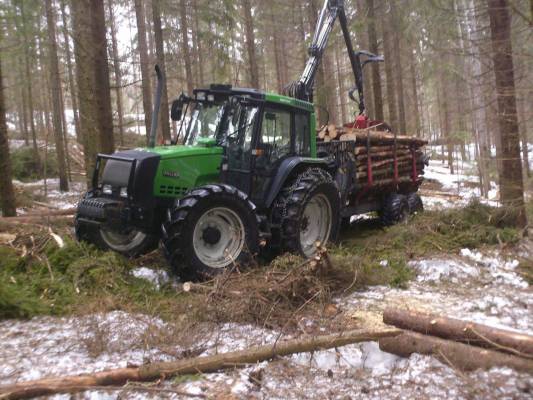 Valtra 6350HTT & Nokka 4469+MV104WD
Puunajoa pitkäperjantaina. Ponssen tuuraus keikkaa, hakkaamassa kaksi ProSilva 810 Ässää. 
Avainsanat: 6350 nokka