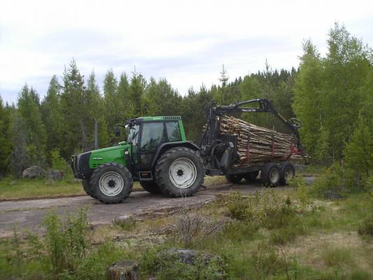 Valtra 6350Ht & Nokka 4496+104wd
Rankaleimikolta karsittua ajamassa. 
Keywords: 6350 Nokka