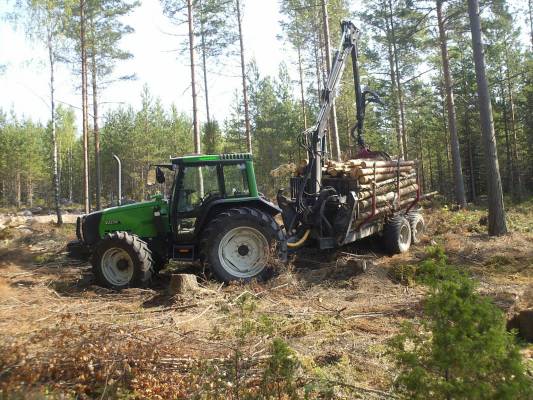 Valtra 6350HT & Nokka 4469
Tonttihakkuulla. Sellasia hommia, mihin ei missään nimessä kannata luvata ajoa mottitaksalla. Yli 55 C astetta lämpösempää kuin talven kylmimmissä ajokeleissä..
Avainsanat: 6350 Nokka