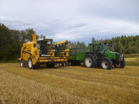 SR 2045HT & Valtra 6350HT+Kiret
Olavi ohran tappurointia. Juuri kerkesin tuon lohkon puimaan, ennen kun noi pilvet hyökkäsi päälle ja satoivat. Kosteudet 17% paikkeilla. 
Avainsanat: sampo 2045 6350