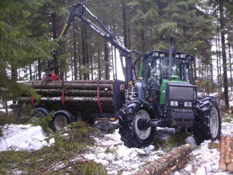 Valtra 6350+Nokat
Lumet painunu sen verran, että alkaa saamaan hankintapuitakin pois metsästä.. Jos kärrystä tulee aisankääntö modifoitua, niin samalla pitää jatkaa aisaa 20-30cm. Takarengas ottaa tukijalkaan kiinni rajoittaen kääntöympyrää.
Avainsanat: 6350 nokka