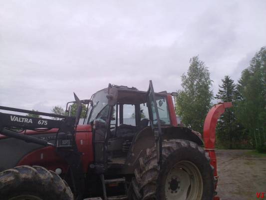 Valtra T140
Kaikki oli siihen asti hyvin, kunnes rekka tuli vastaan 4 tiellä ja vei katon mennessään... Mukava rutina kuulu hetken aikaa :D
Avainsanat: kalju valtra