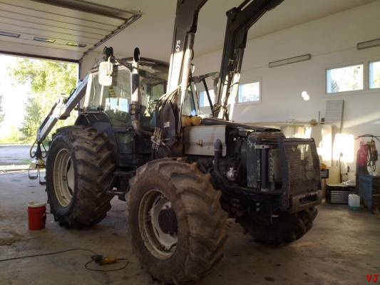 Valtra T140
Sitten saatiinki jo mahtava visio ja riisuttii kaikki värikuoret valtran päältä...
Avainsanat: valtra