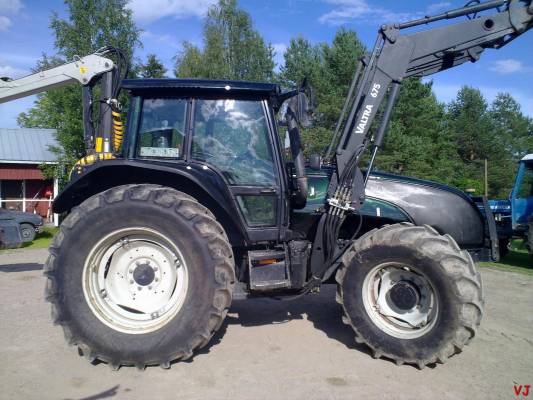 Valtra T140
Lopputuloksena saatiinki sitte valtralle uus nätti väri, katto, lokasuoja ikkunoita ja lukematon määrä pieniä nippeleitä ja nappeleita :D
Avainsanat: valtra