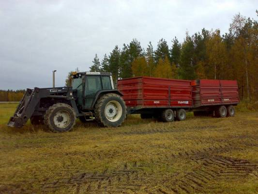 Valmet 6900 & Tuhtit
Ei niitä kärryjä yksitellen kannata pellolle tuoda...
Avainsanat: valmet pellolla tuhti